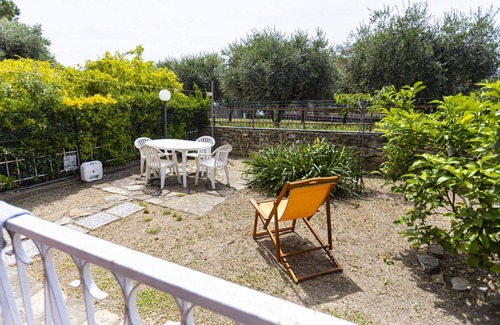 Cipressa Apartment | La Casa di Sara Trilocale con con giardino privato