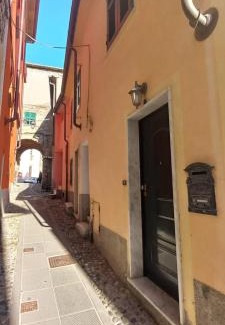Ortonovo House | La Casa Gialla
