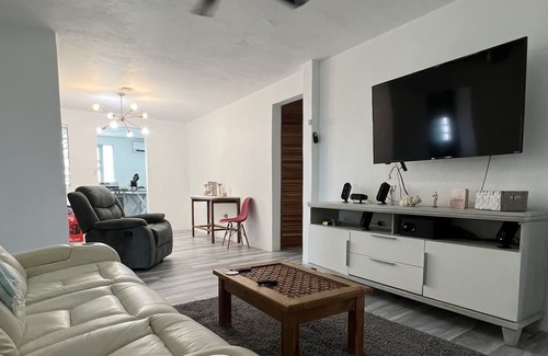 Camaceyes Apartment | La Casa Mía pool house, 5 minutes from Crash Boat