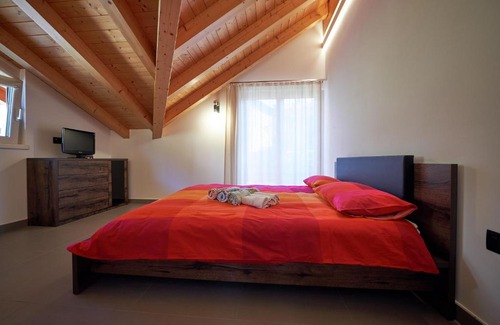 Roncone Apartment | La Casa Rossa