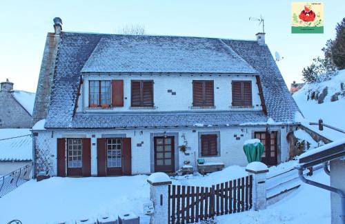 Saint-Genes-Champespe Apartment | La Cascade Fleurie