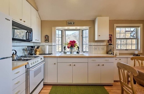 Arroyo Seco House | La Casita - a writer's cottage