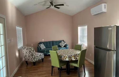 Gainesville House | La Casita: Charming 1-bedroom house in Gainesville w/pickleball court!
