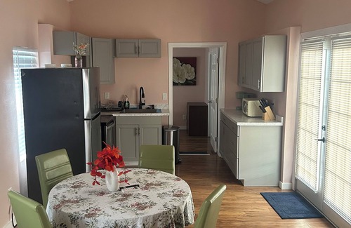 Gainesville House | La Casita: Charming 1-bedroom house in Gainesville w/pickleball court!