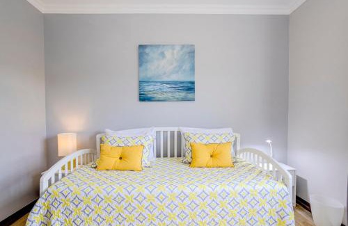 Fenais da Luz House | La Casita Felizola- Charming Coastal Escape