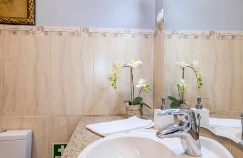 Fenais da Luz House | La Casita Felizola- Charming Coastal Escape