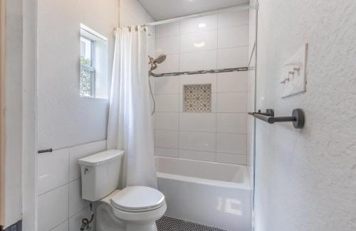 Fredericksburg House | La Casita: Hot-tub & Firepit, 15 min to Fred!