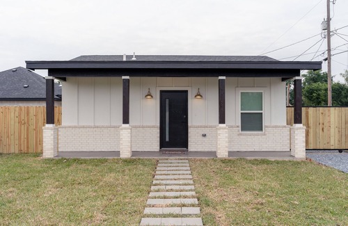 Edinburg House | La Casita in Edinburg