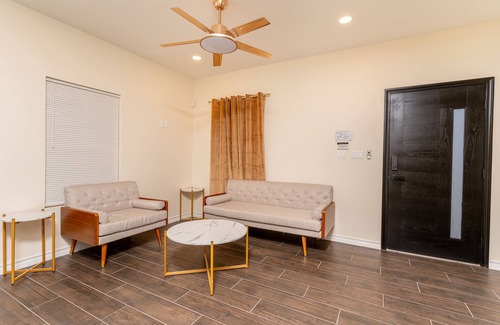 Edinburg House | La Casita in Edinburg