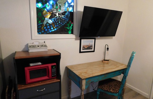 Holly House | LA CASITA ON EAST 7TH STREET