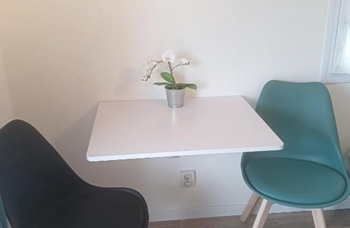 Cannes-et-Clairan Bed & Breakfast | La Chouette Villa, chambre Mazet de 11m2 pièce sous-pente accés par escalier en bois