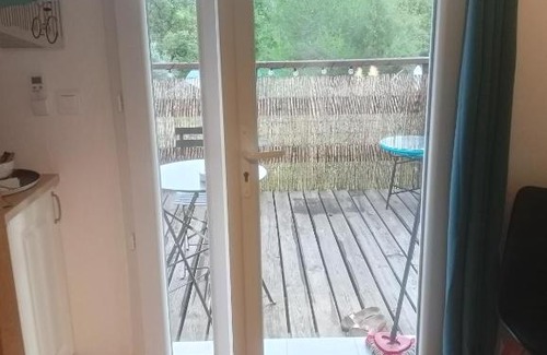 Cannes-et-Clairan Bed & Breakfast | La Chouette Villa, chambre Mazet de 11m2 pièce sous-pente accés par escalier en bois