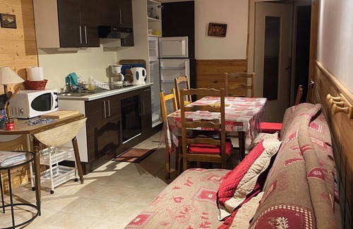 La Cure Apartment | La Cure RDC in quiet house T2 48m2 in the middle of fields 3 km Rousses