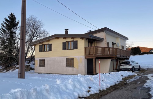 La Cure Apartment | La Cure RDC in quiet house T2 48m2 in the middle of fields 3 km Rousses