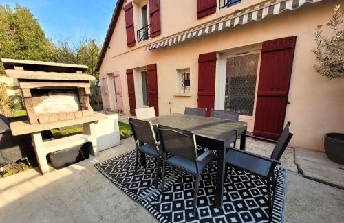 Villiers-sur-Morin House | La demeure des maraudeurs -10min Disney-Jardin & BBQ