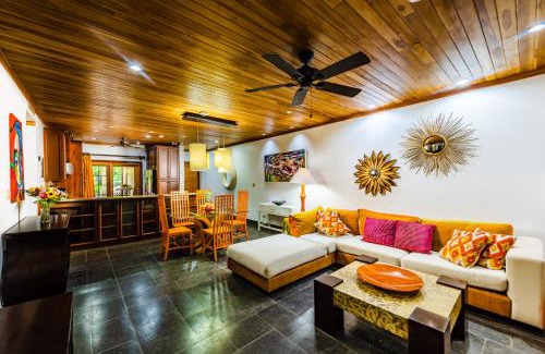 Playa Langosta Apartment | La Esquina (3 minutes from Beach, perfect for a family getaway)
