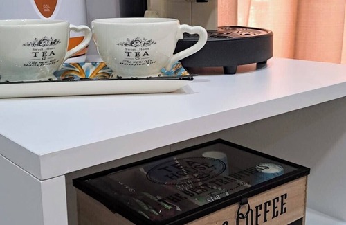 Naples City Centre Apartment | La Finestra Sul Borgo è Un'accogliente Camera con Vista Sulla Città