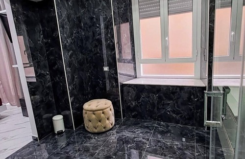 Naples City Centre Apartment | La Finestra Sul Borgo è Un'accogliente Camera con Vista Sulla Città