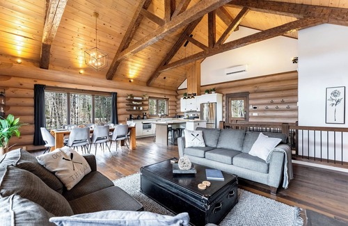 Saint-Faustin-Lac-Carre Ski Chalet | La Flamme des Montagnes 1 | Rustic and Luxurious Log Cabin | Spa | Fireplace