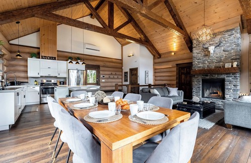 Saint-Faustin-Lac-Carre Ski Chalet | La Flamme des Montagnes 1 | Rustic and Luxurious Log Cabin | Spa | Fireplace