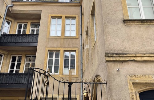 Metz-Centre – Ancienne Ville Apartment | La Fleure de ly : Studio a Deux pas de la Cathédrale