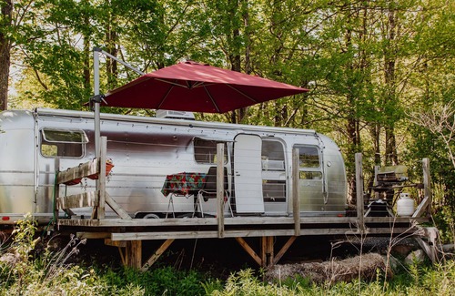 Lac-Brome House | La Fostair, Airstream in the countryside