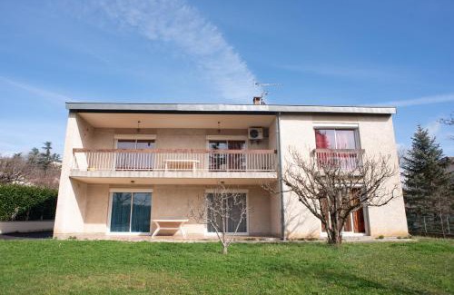 Villefranche-de-Rouergue Apartment | La Framboisine Gourmande Rez-de-jardin calme et lumineux