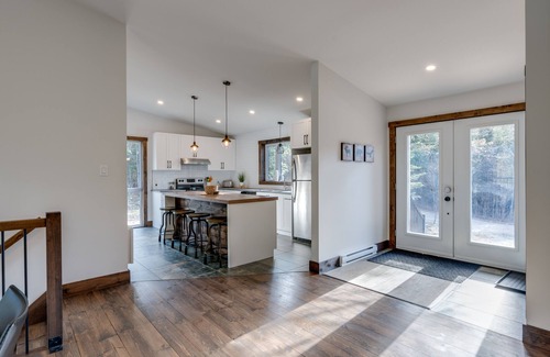 St-Adolphe-d'Howard Ski Chalet | La Grande Ourse : Modern Waterfront w/spa