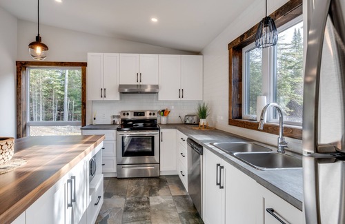 St-Adolphe-d'Howard Ski Chalet | La Grande Ourse : Modern Waterfront w/spa