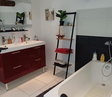 Longue-Jumelles Bed & Breakfast | La Grange des Roisnes