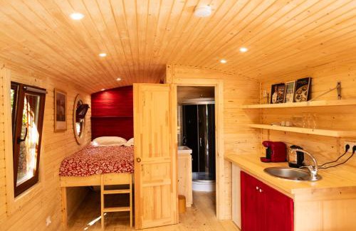 Le Gue-d'Allere Bed & Breakfast | La Jolie Longère Fleurie Roulotte avec piscine et grand jardin