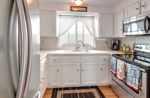 La Jolla Shores Apartment | La Jolla Shores 'Ocean Breeze Getaway', large patio, partial ocean view,sunsets