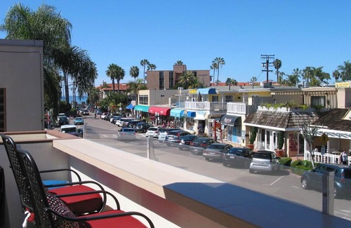 La Jolla Shores Apartment | La Jolla Shores 'Ocean Breeze Getaway', large patio, partial ocean view,sunsets