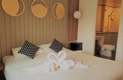 Downtown Krabi Bed & Breakfast | La La Moon Krabi Poshtel'n' Pool
