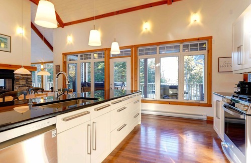 Saint-Didace Ski Chalet | La luz del dia ~ Spa & BBQ ~ Lakeside