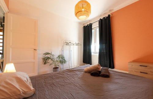 Grigny Apartment | La LYONNAISE - Climatisation - Proche Lyon et commodités, Transports, Tout équipé