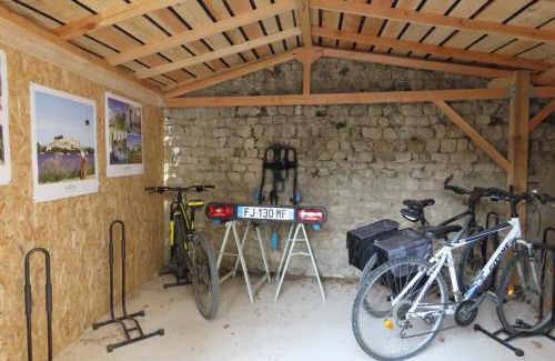 Saint-Pantaleon-les-Vignes Bed & Breakfast | La maison WISTERIA