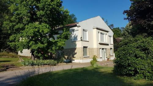 Villefranche-de-Rouergue Apartment | La Maison, Studio avec parc arboré, local vélo moto