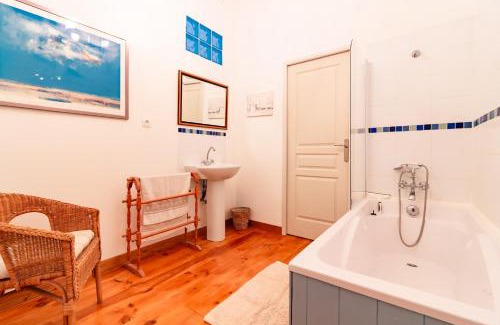 Mansonville House | La Maison 1786 - Grand jardin et jacuzzi