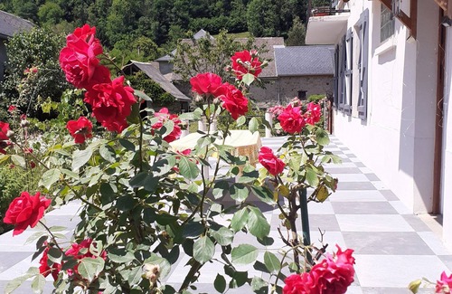 Ustou House | La maison blanche facing the Cirque de Cagateille, ski, hiking, Ariege pleasures