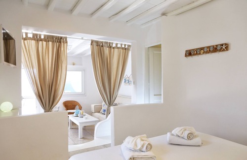 Agios Stefanos House | La Maison Blanche