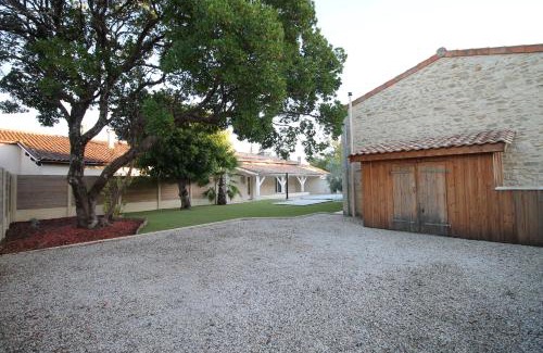Saint-Yzans-de-Medoc Villa | La Maison Bois Carré