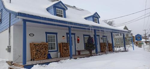 Saint Ferreol les Neiges Ski Chalet | La Maison Bleue