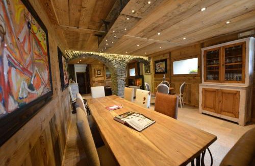 Les Cretes Bed & Breakfast | La Maison de Dolphe Chalet de Charme & Art gallery