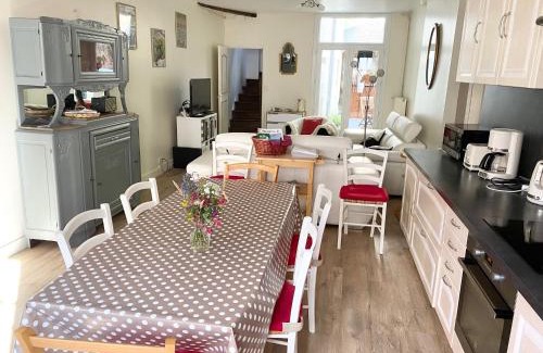 Loches House | La Maison des Remparts - Gite 3 etoiles pour 8 pers a Loches