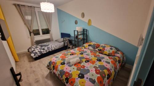 Reze House | La maison ocre - chambre turquoise