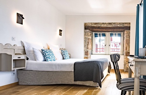 Ainhoa Hotel | LA MAISON OPPOCA