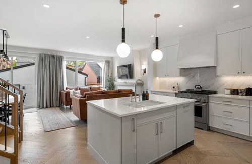 Kensington House | La Maison | Pvt Hot Tub | Kensington | 2500 sqft