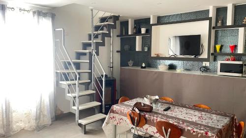 Mondragone House | La Maison2