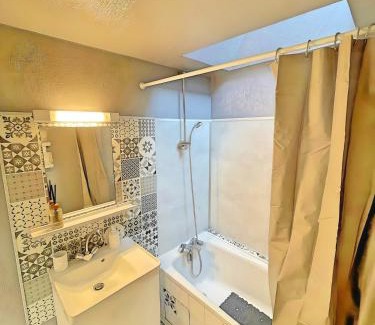 Brive-la-Gaillarde Apartment | La Mansarde - Cœur Historique, Charme et Confort